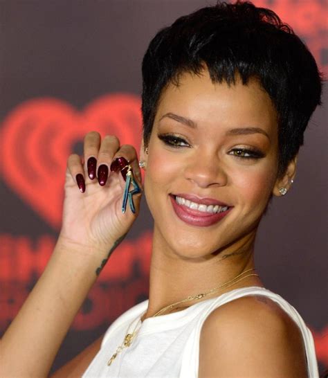 bob rihanna cabello corto|Rihanna reinventa su clásico corte bob con esta。